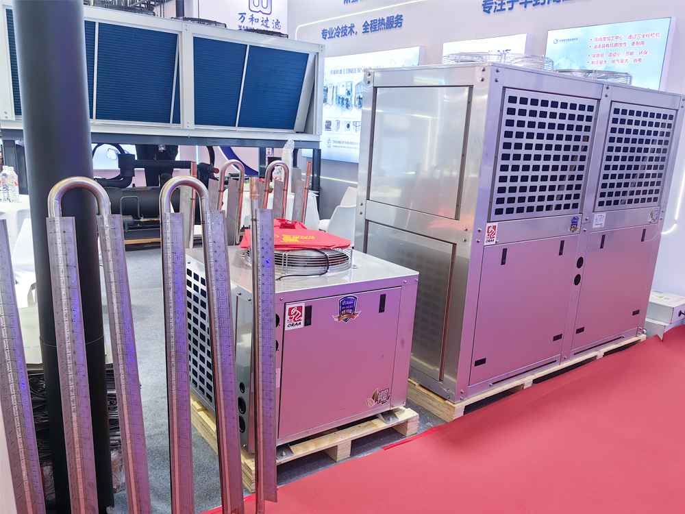 Fila de tubos de acero inoxidable